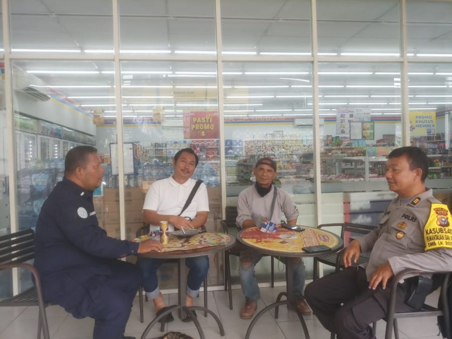 Sambang Warga, Team OMB Bagi Stiker dan Sampaikan Pemahaman