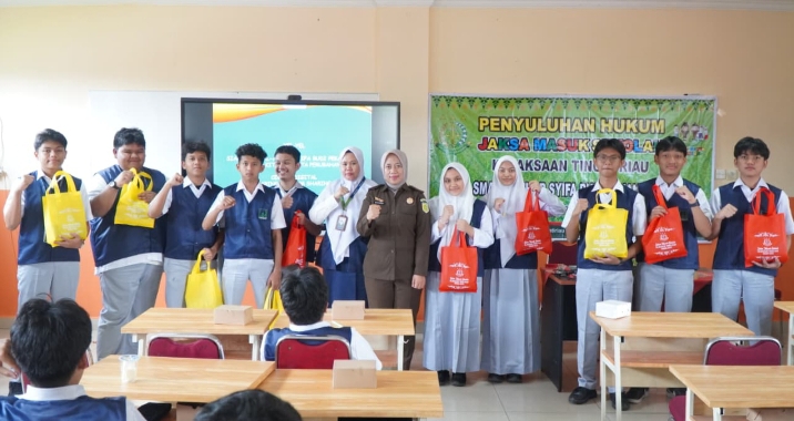 Sambangi SMA AL- AZHAR SYIFA BUDI, Kejati Riau Beri Edukasi Bijak dalam Bersosial Media