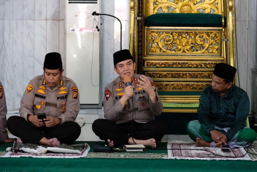 Sholat Jumat Bersama Warga, Kapolda Riau Dengarkan dan Respon Curhatan Jamaah