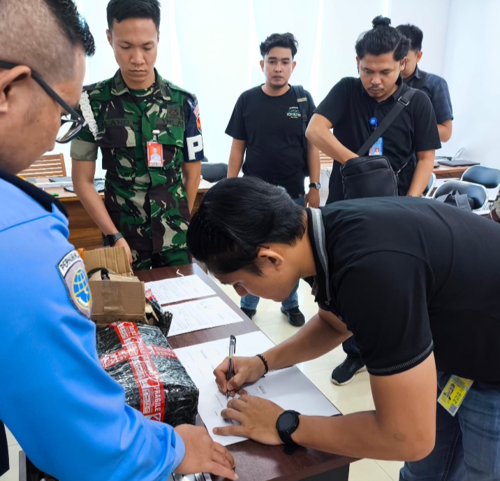 Sinergi TNI AU dan Avsec Gagalkan Pengiriman Ganja Melalui Bandara SSK II Pekanbaru