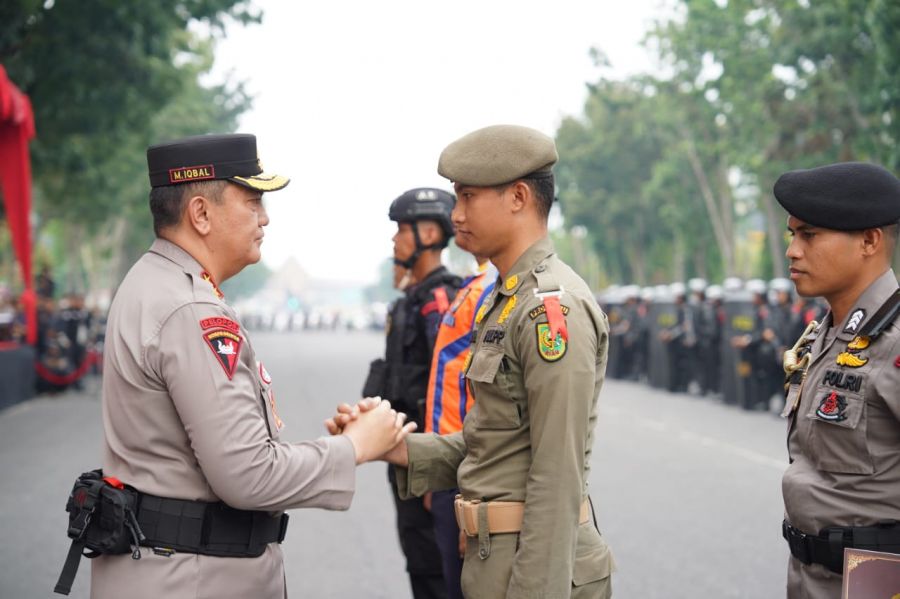 SISPAMKOTA Polda Riau di Jalan Gajah Mada Pekanbaru Menyertai Sambutan Kapolda Riau