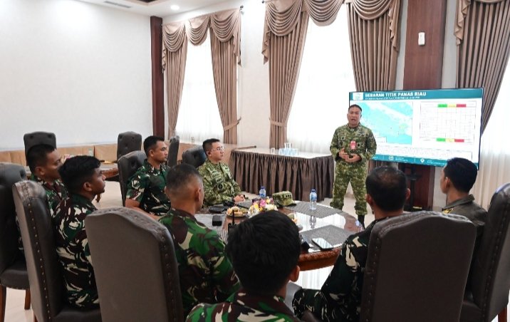TAK ADA AKSES DARAT, TNI AU TURUN LANGSUNG PADAMKAN KARHUTLA