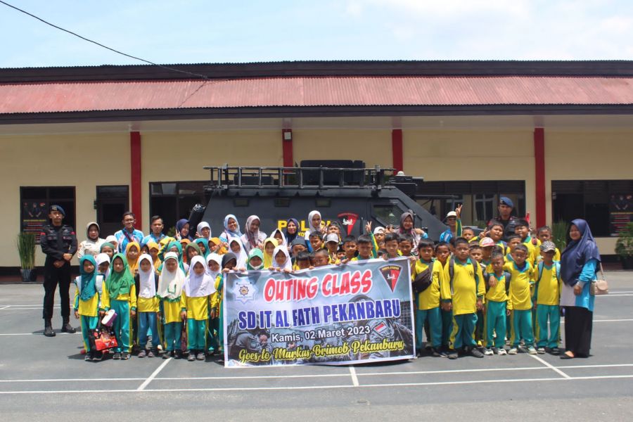 Terima Kunjungan Anak SD, SatBrimobda Riau Kenalkan Tugas Pokok Korps Brimob Polri