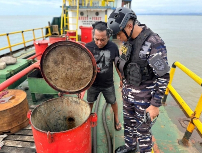 TNI AL GAGALKAN AKSI DIDUGA DISTRIBUSI BBM ILEGAL DI PERAIRAN MAKASSAR