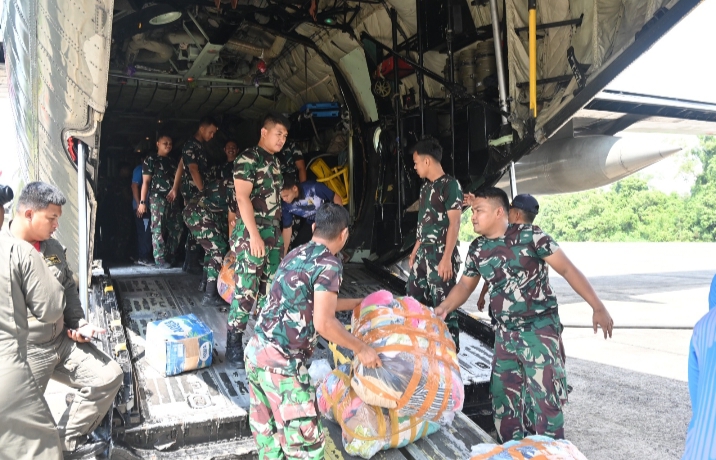 TNI AU Kembali Kirim 7,4 Ton Bantuan Sosial ke Aceh melalui Lanud Roesmin Nurjadin