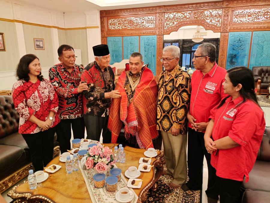 Tokoh Marga Sitompul Pekanbaru Ulosi Gubernur Riau Edy Natar Nasution