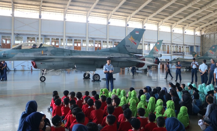 Tumbuhkan Cinta Dirgantara Sejak Dini, Tiga Sekolah Kunjungi Lanud RSN