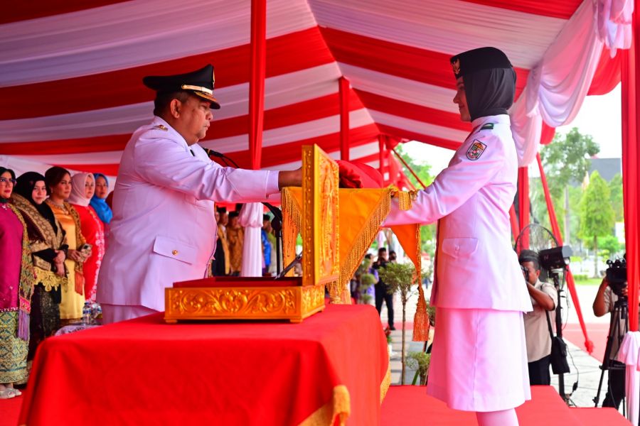 Upacara Penurunan Bendera Merah putih di Provinsi Riau Berlangsung Khidmat
