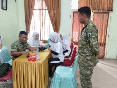 Babinsa Koramil 06/Sukajadi Dampingi Pemeriksaan Kesehatan Siswa SMKN 1 Pekanbaru