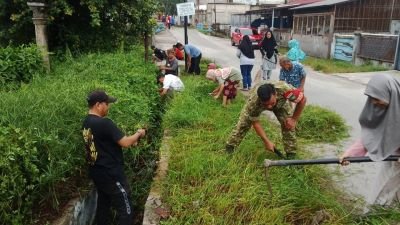 Babinsa Serda Arafik Bersama Warga Kampung Bandar Gelar Gotong Royong, Perkuat Kebersamaan