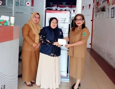 Kadis PPKB Labura Serahkan Donasi untuk Korban Gempa NTT melalui PMI