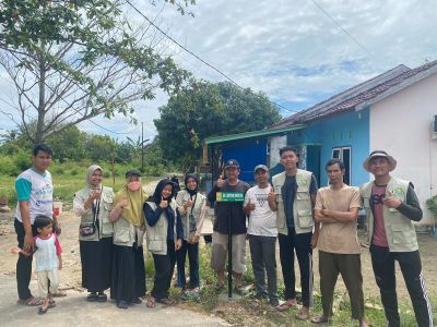 Mahasiswa KKN UR 2022 Lakukan Pemasangan Plang Nama Jalan di Kelurahan Sialangrampai